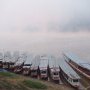 Des barques dans la brume