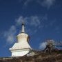 Fier stupa sous ciel bleu
